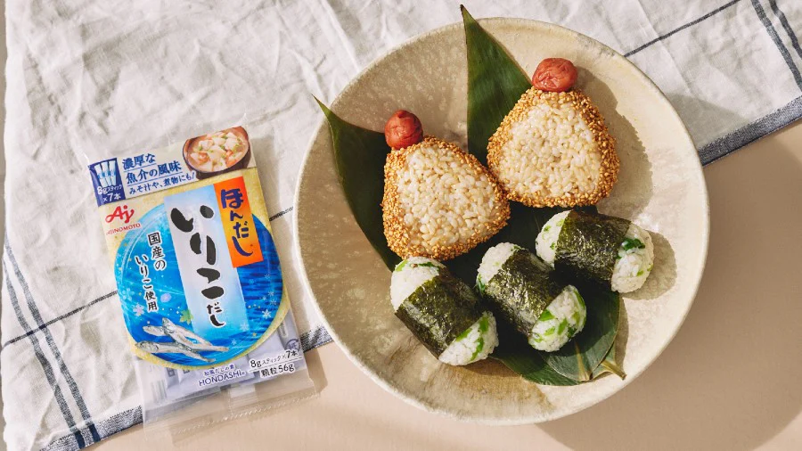 （写真上）いりこ玄米の梅醤油おむすび/（写真下）大根葉とじゃこのいりこだしおむすび