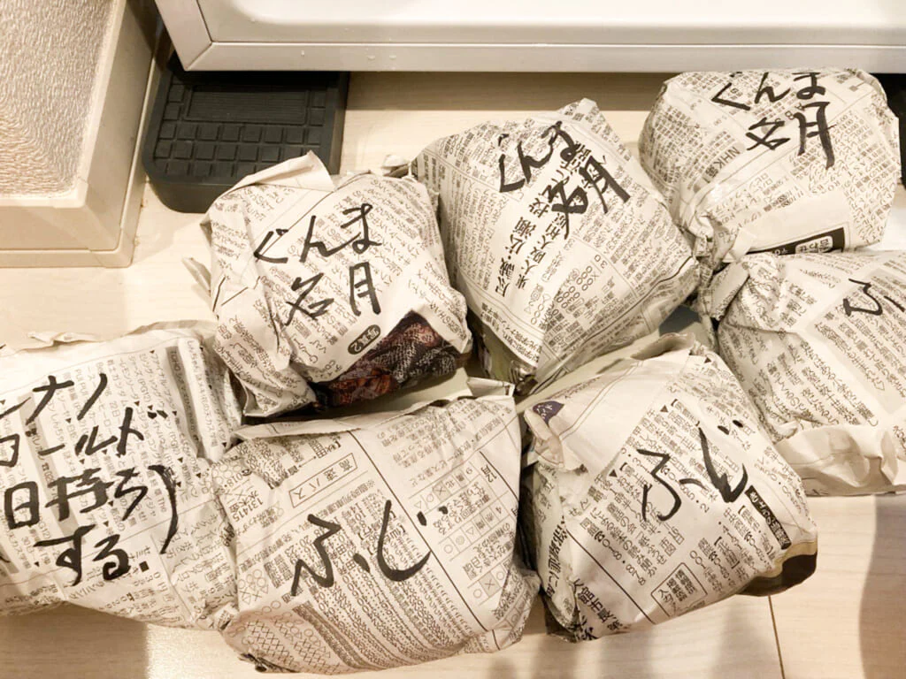 ひとつひとつ新聞紙に包んで、新聞紙にそれぞれのりんごの種類や日持ちを手書きでメモしてくれていて