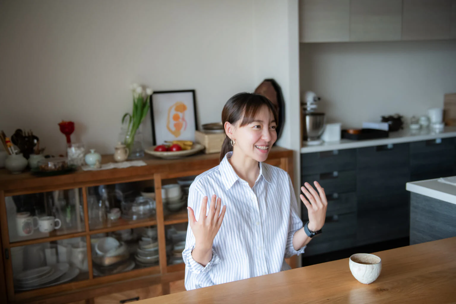 「離乳食も最初は栄養バランスを考えてがんばっていましたが、だんだん辛くなってしまって。今は自分が食べたいものを優先して作るスタイルです。 韓国では子ども用に別の食事は用意せず、キムチなどの辛いものも水で洗って食べさせます。だんだん洗うのが適当になって（笑）、自然と食べられるようになるんです。」