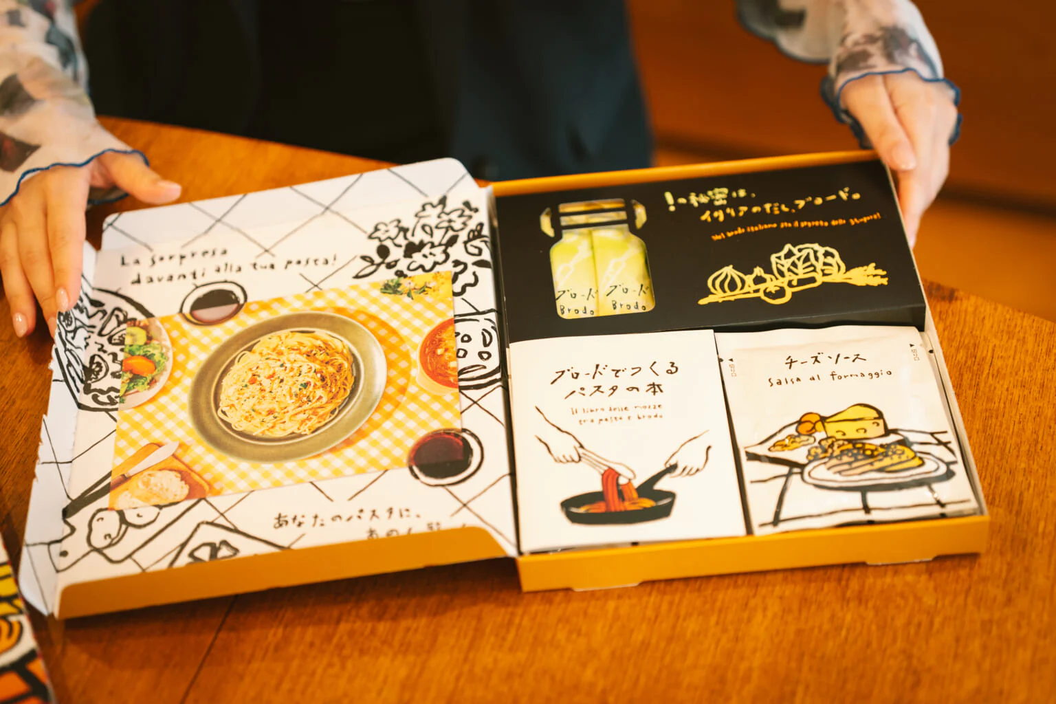 まるで洋書のレシピブックのようなパッケージデザイン。1箱にブロードパウダーとパスタソースパウダーが各6食ずつ入っている。