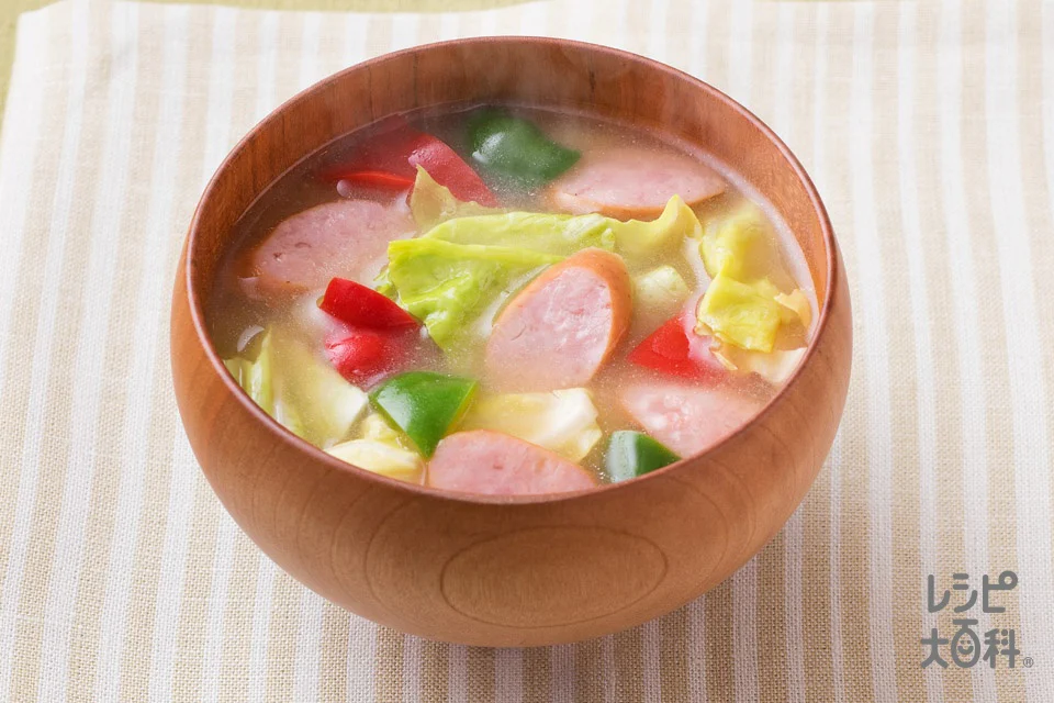 キャベツとソーセージのみそ汁