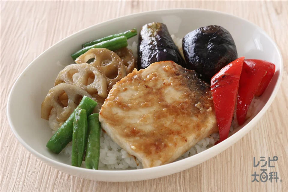 かじきまぐろと野菜の彩りごはん