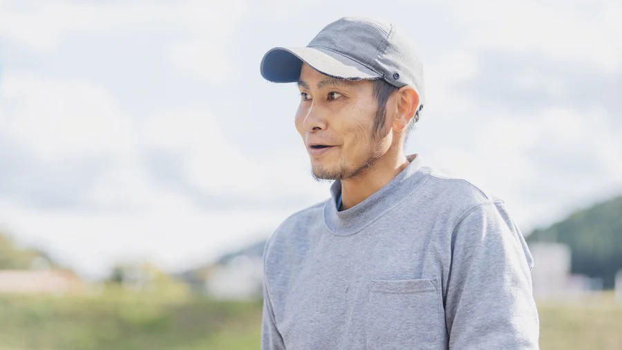 農薬を使わず、手作業で育てる。提携農家・向さん