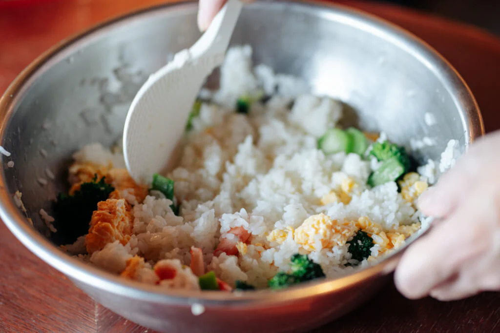 卵は多めの油をひいて、強火で一気に焼くといい塩梅に。細かくしすぎず、大きなかたまりが残るように焼いて、ほぐしながら酢飯に混ぜる。