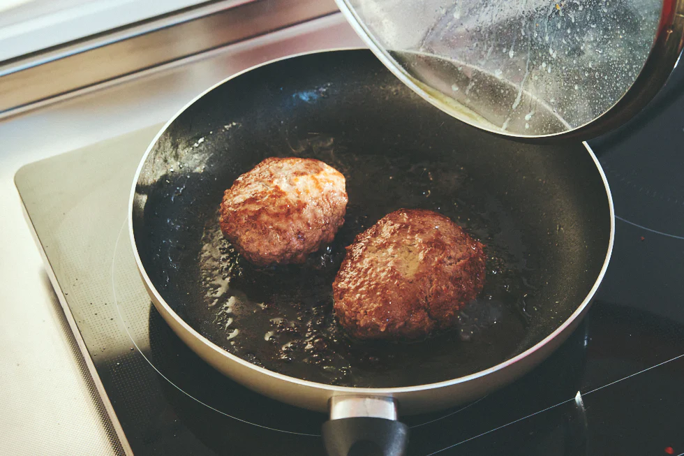 ハンバーグを焼く様子
