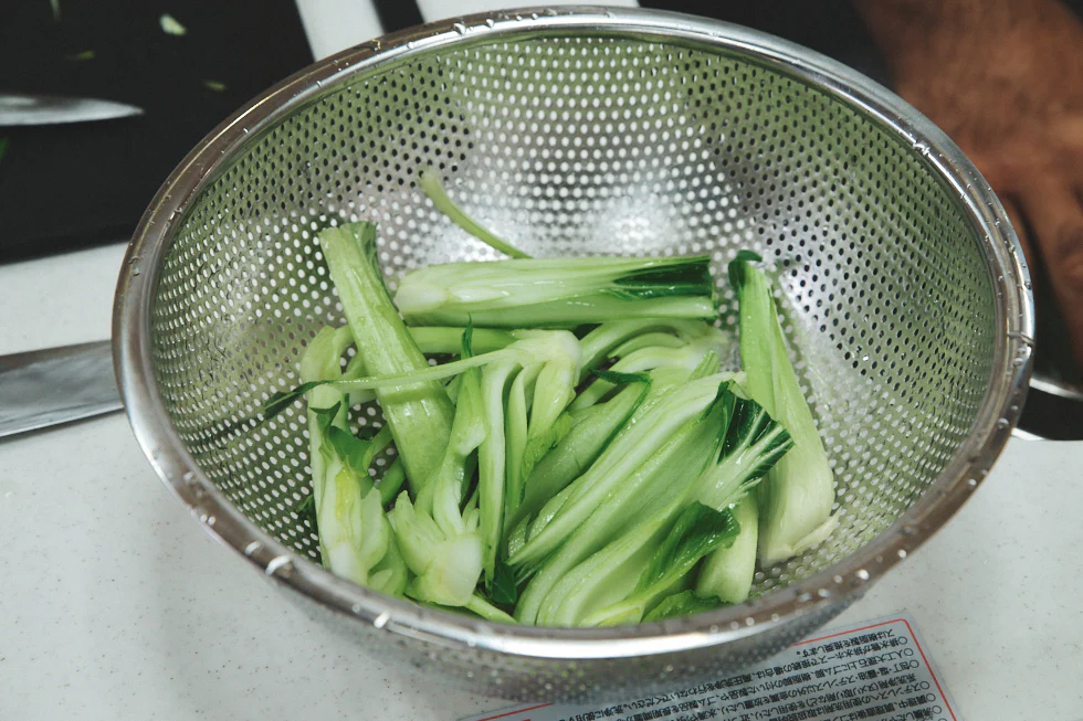 洗ったチンゲン菜は、ザルにあげて、水気を切る