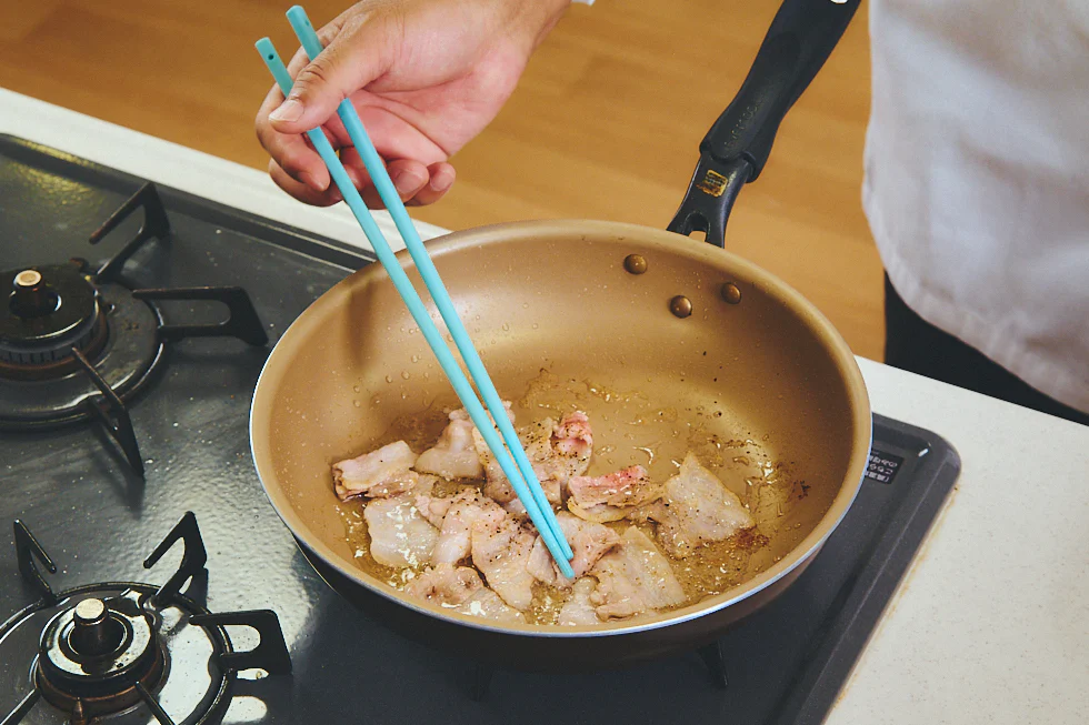 フライパンで豚肉を焼く様子
