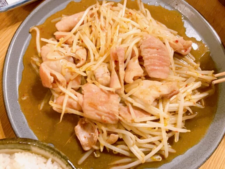 豚ホルモンともやしの豆板醤炒め