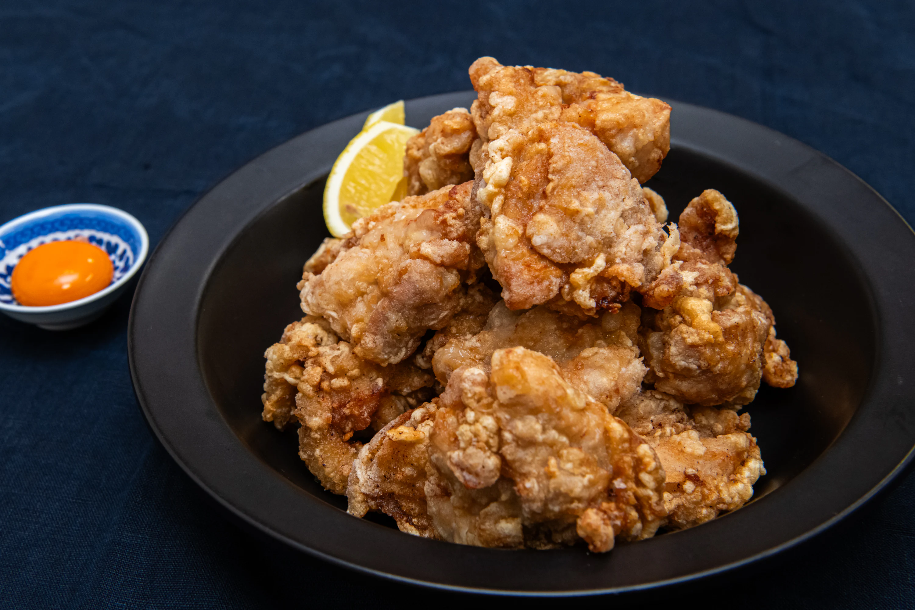 卵白を使って残った卵黄は、から揚げにディップして食べると、ちょうどよい味変アイテムに。黄身のコクとまろやかさが、さっぱりした食べ心地のから揚げと相性抜群！