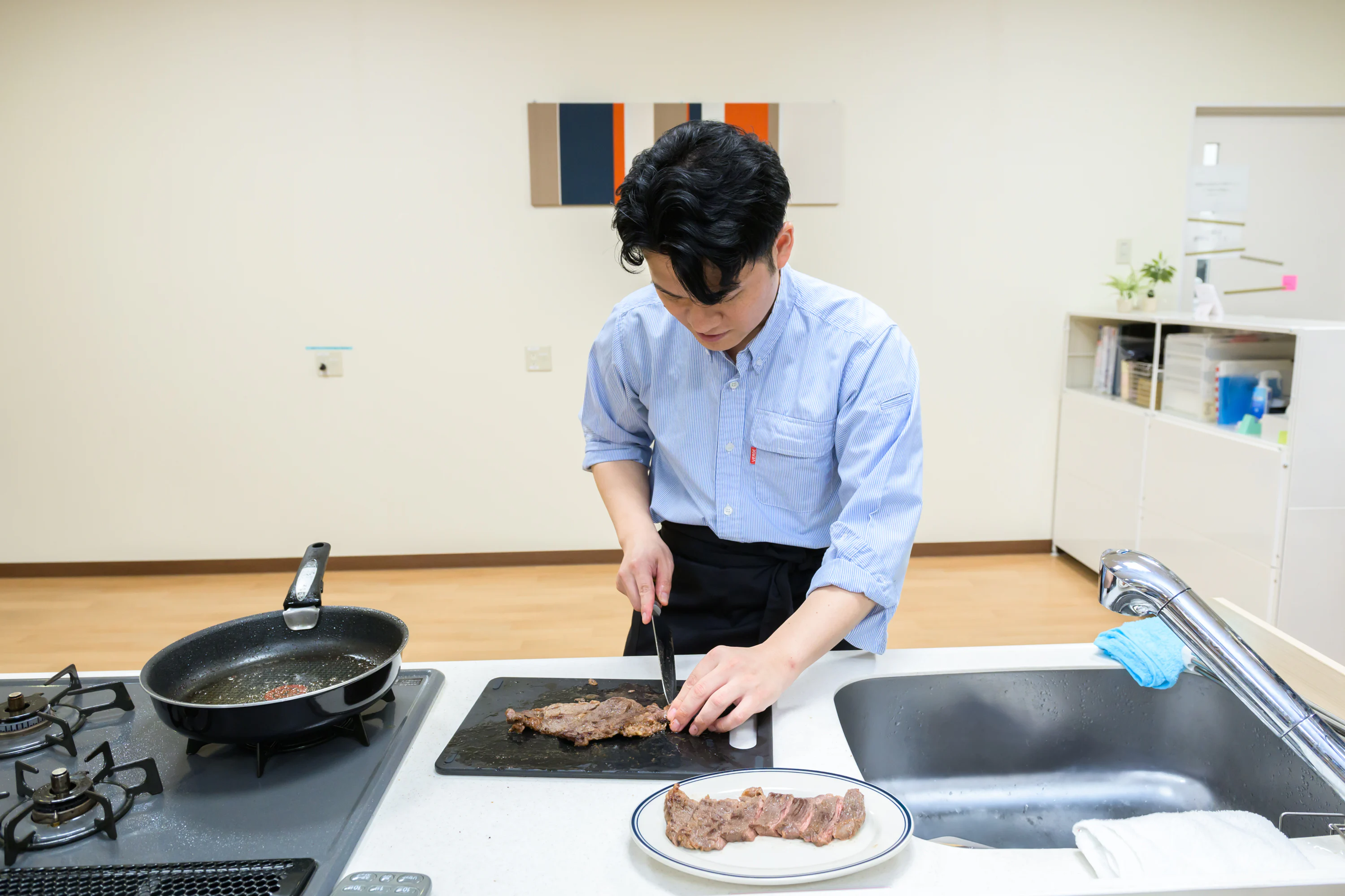 焼けた肉を切っている様子