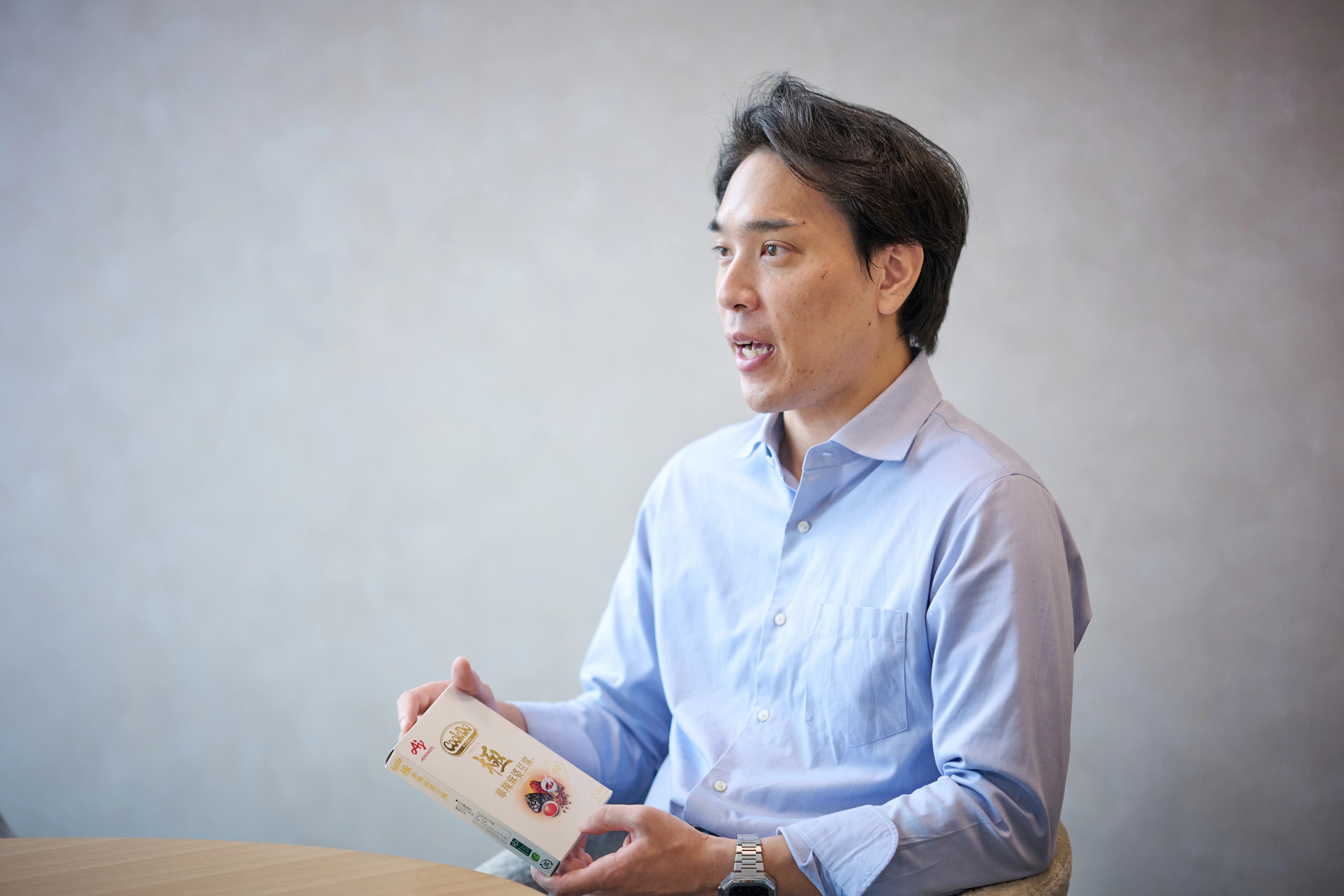 徳永さんが「Cook Do®」＜極 華辣麻婆豆腐用＞のパッケージを持ちながら話す様子