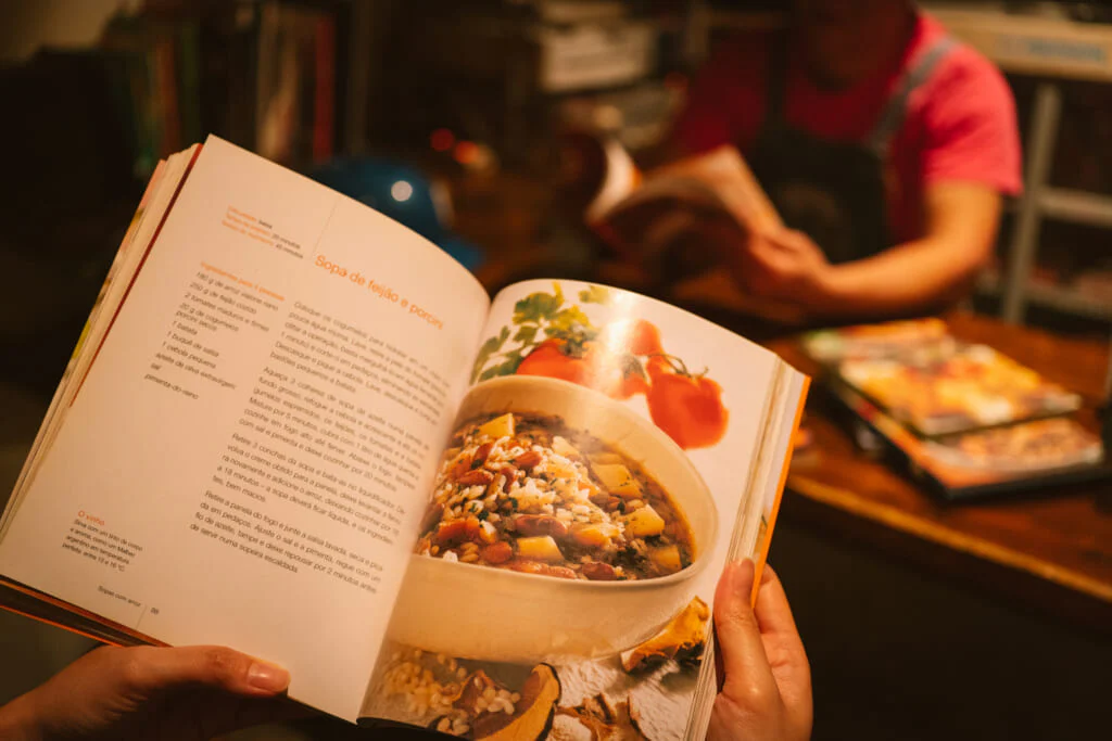 ブラジル料理のレシピ本に載っている豆の煮込み「フェジョン」の作り方。