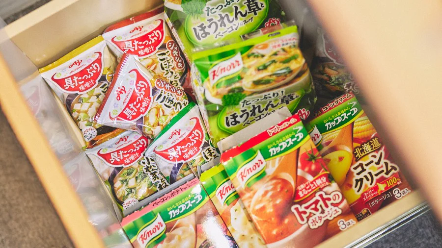 味の素製品がたくさん収納されている青貫さんの引き出し