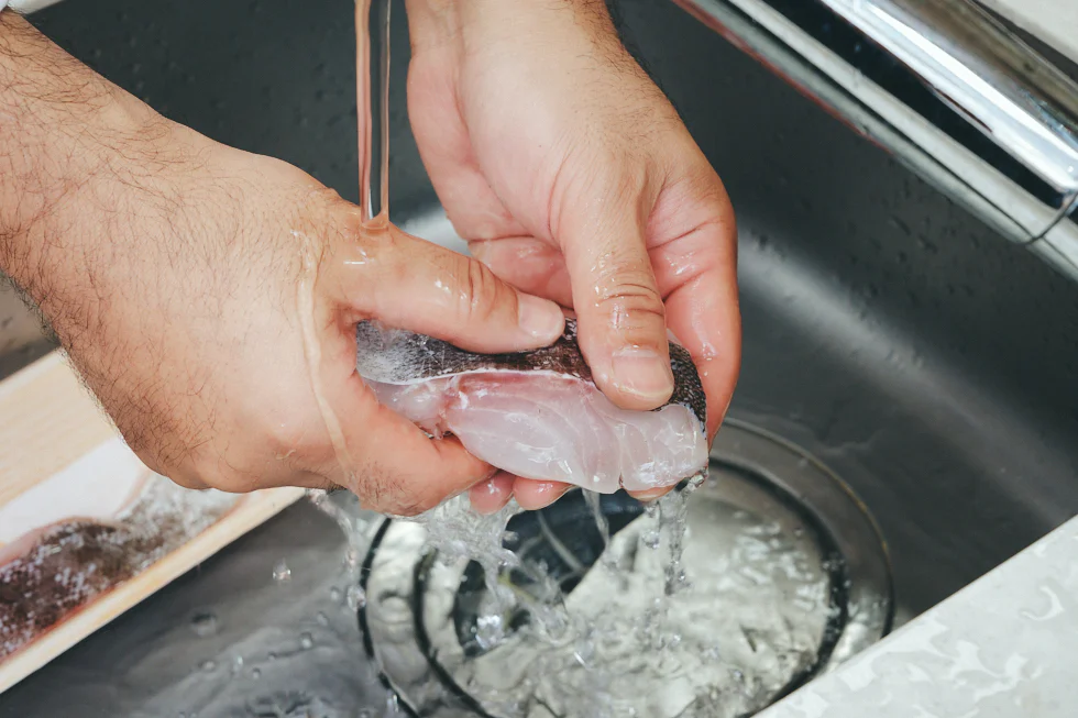 たらを水で洗って、水気を拭き取ります