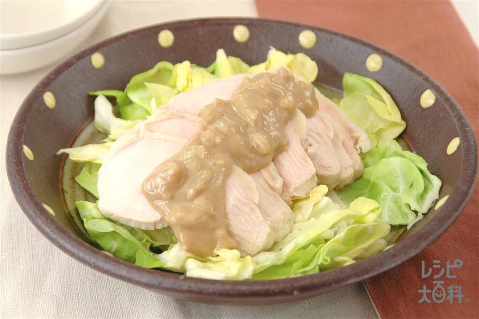 キャベツと蒸し鶏の木の実あえ