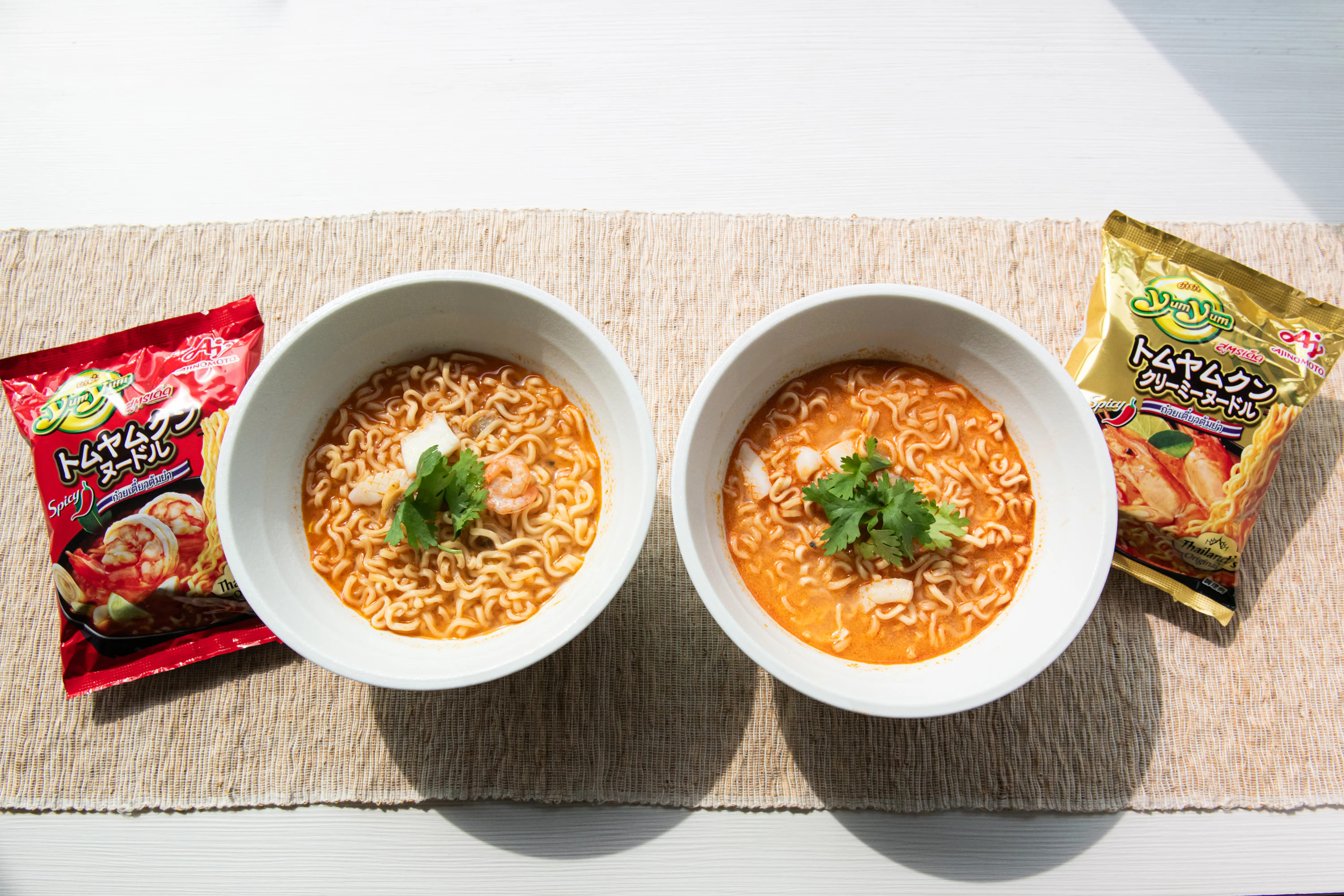 「Yum Yum®」ヌードル2種類が並んでいる