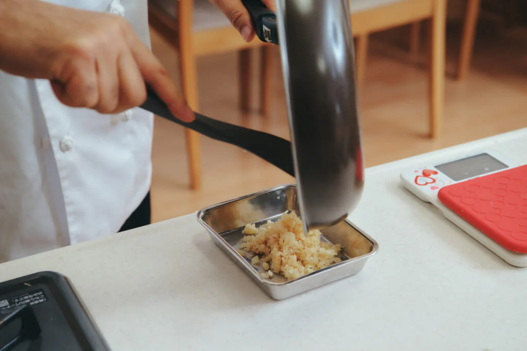 玉ねぎを炒めずに、生で加える場合は、シャキシャキとした食感と辛味が残ります。