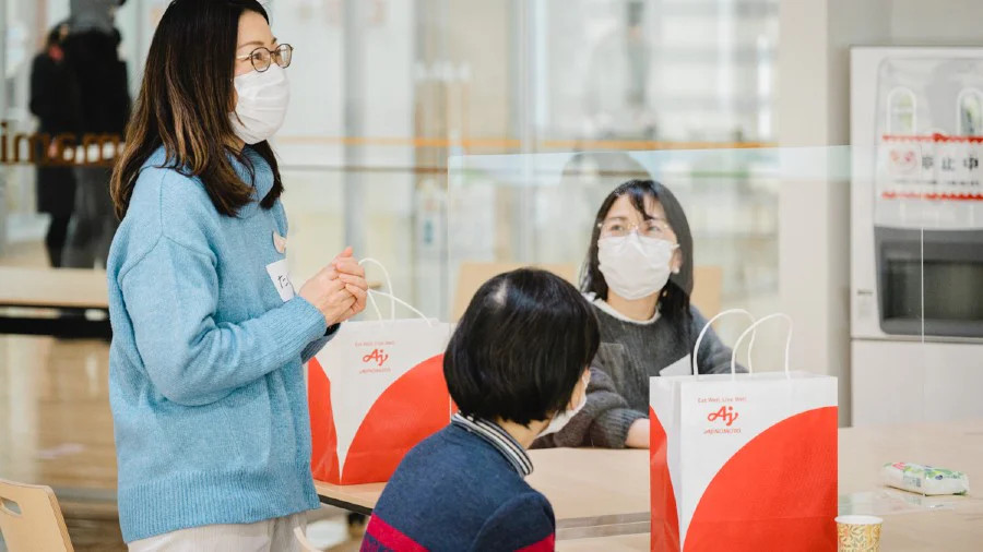 バスに乗って、工場見学ツアーへレッツゴー♪