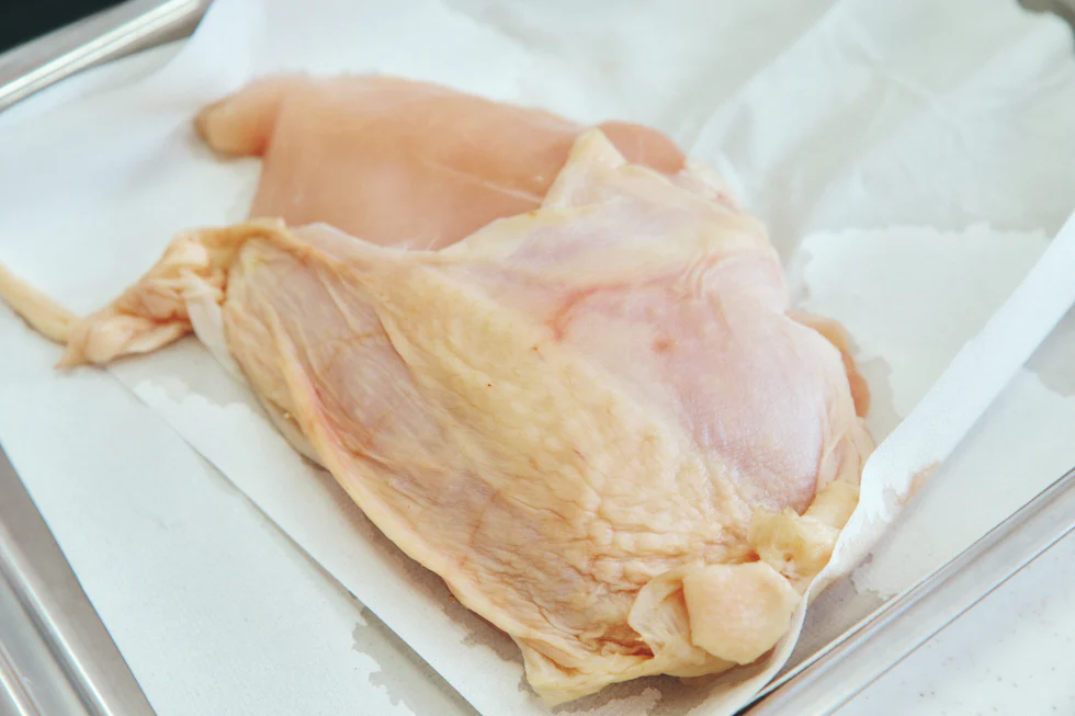 むね肉は冷蔵庫から出し、20分ほど室温に置いて温度を上げておく