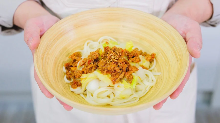 豆板醤を油で炒めておいしい!「肉味噌と白菜のピリ辛あえ麺」