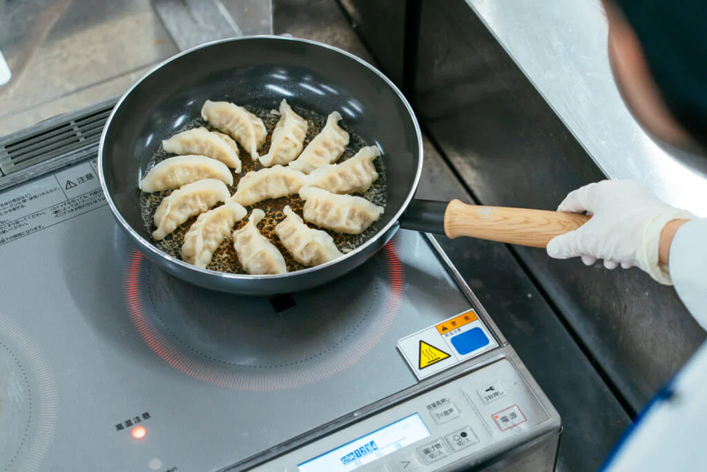 ガスとIHでそれぞれ実践!「ギョーザ」をきれいに焼くコツ