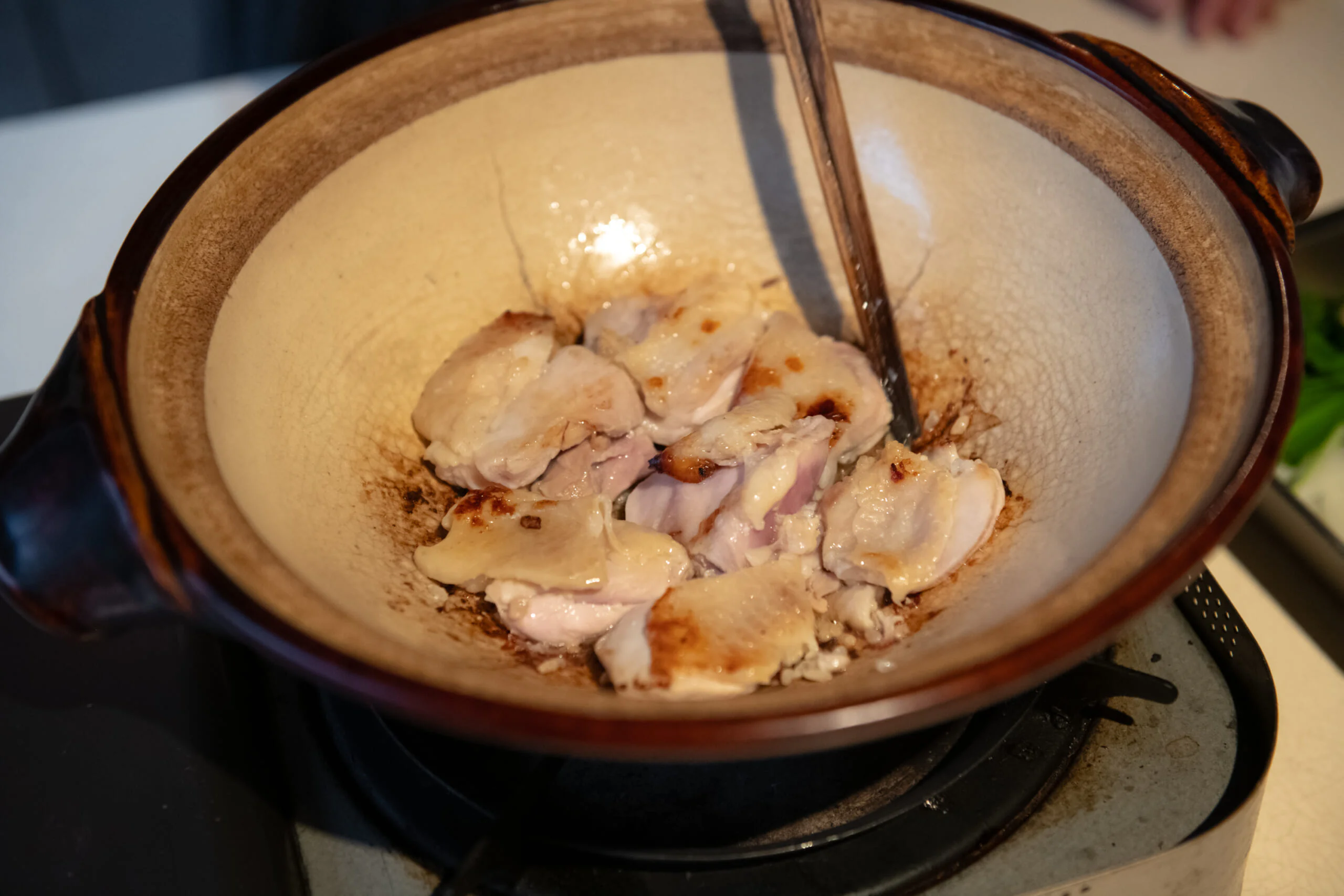 鍋を中火にかけて油を入れ、鶏肉の皮目を下にして並べます。皮に焼き色がつくまでしっかり焼きつけます。