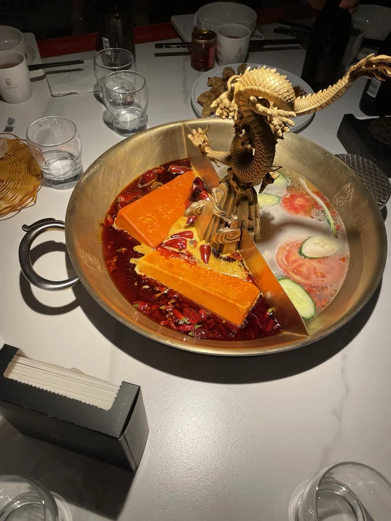 ビジュアルもインパクトの強かった現地の火鍋料理