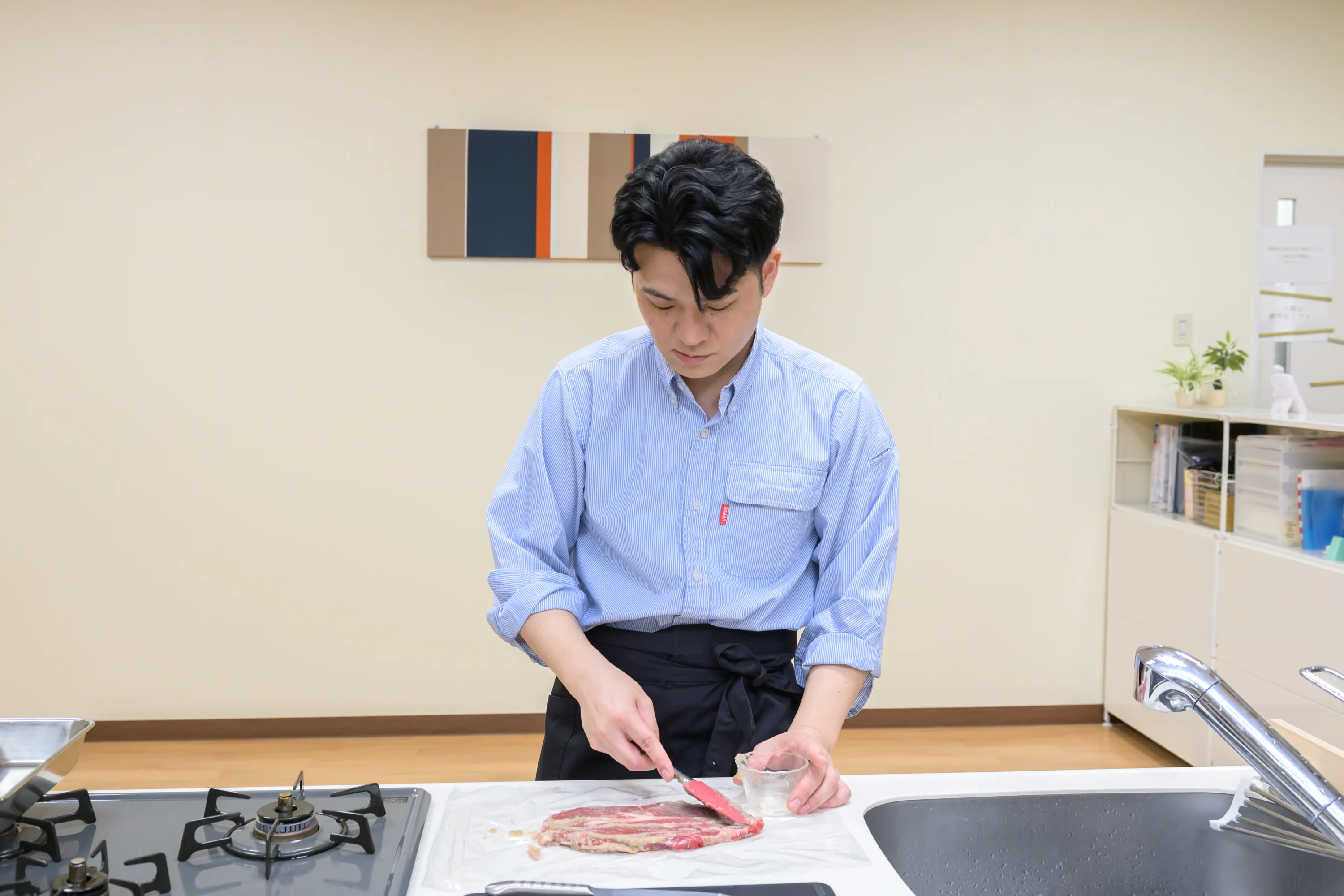 まいたけペーストを塗る木場さん