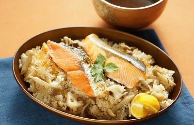 鮭をおいしく食べる、秋のしあわせ炊き込みご飯のレシピ