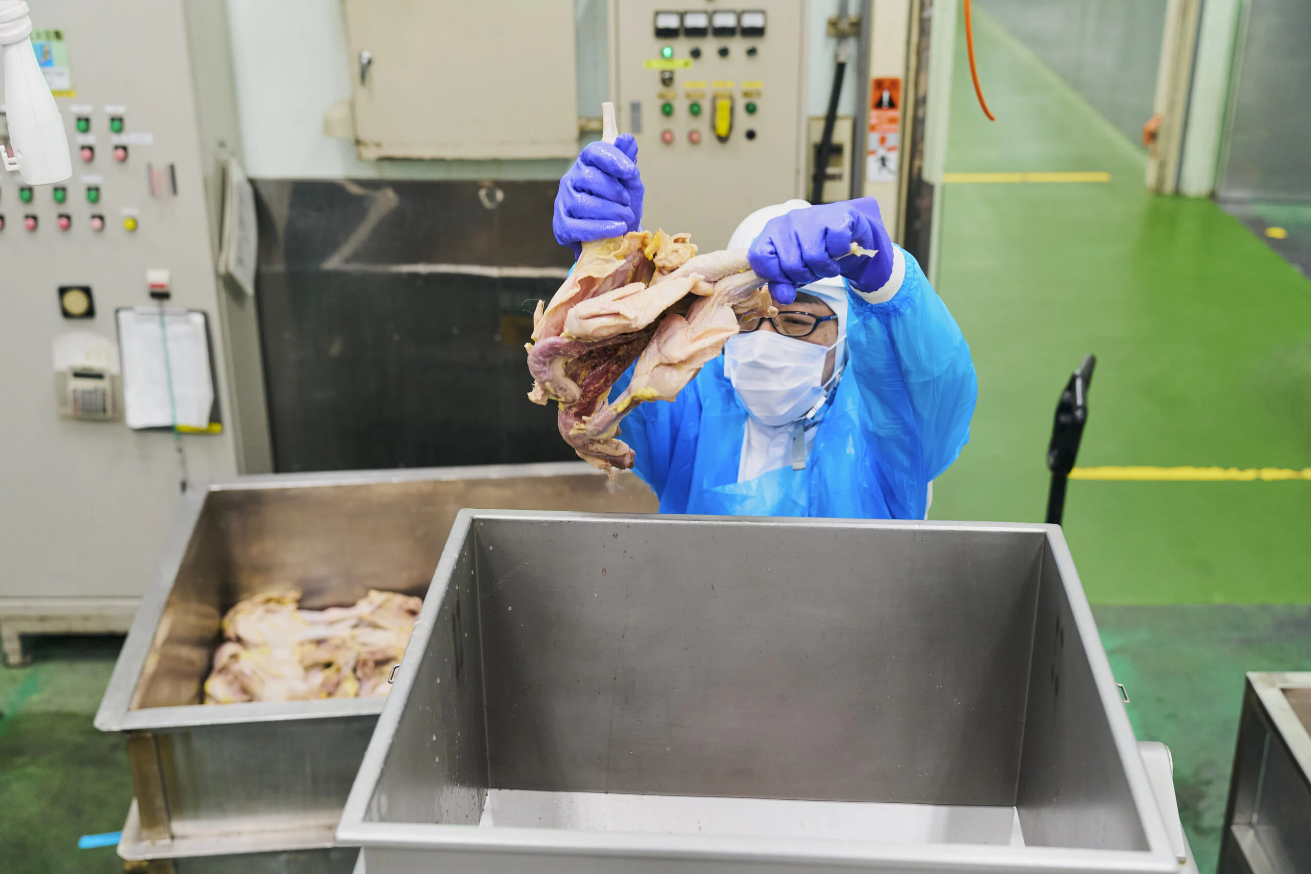 鶏は自社工場で丁寧にミンチ状にしている