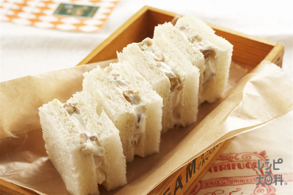 クリームチーズとクルミのサンドイッチ