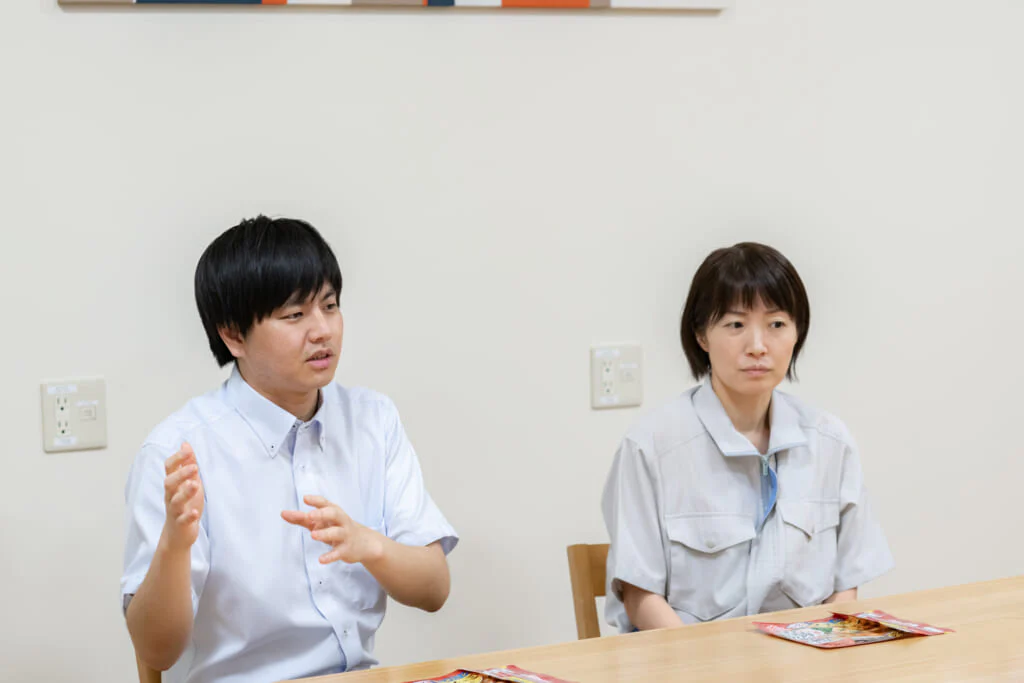 「スチーミー®」＜むね肉のしっとり蒸し鶏用＞の開発を担当した、早川さん（写真左）と田村さん（写真右）