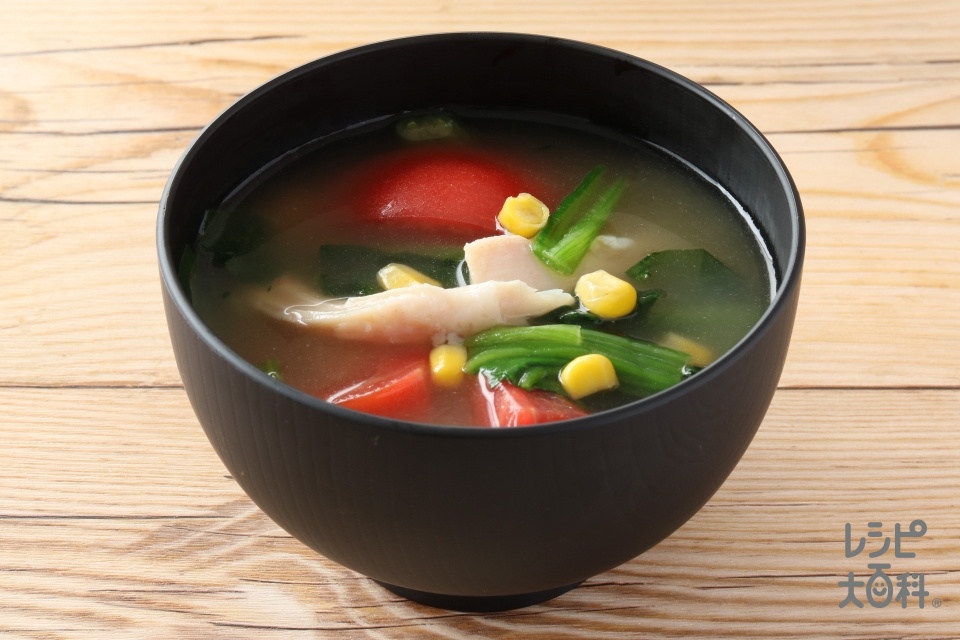 トマトとサラダチキンのみそ汁