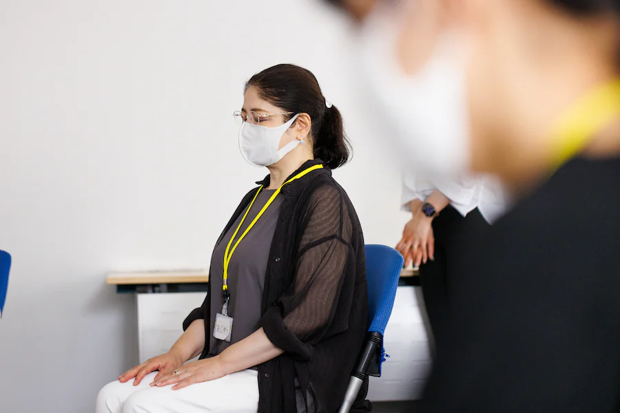 まずは身体に意識を向ける。そのために呼吸から始める