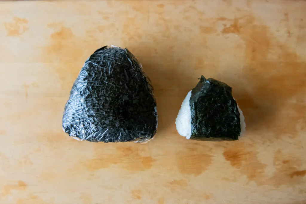 左がお弁当おにぎり。普通サイズの2倍で見た目のインパクトも大。ボリューム満点で食べ応えあり。