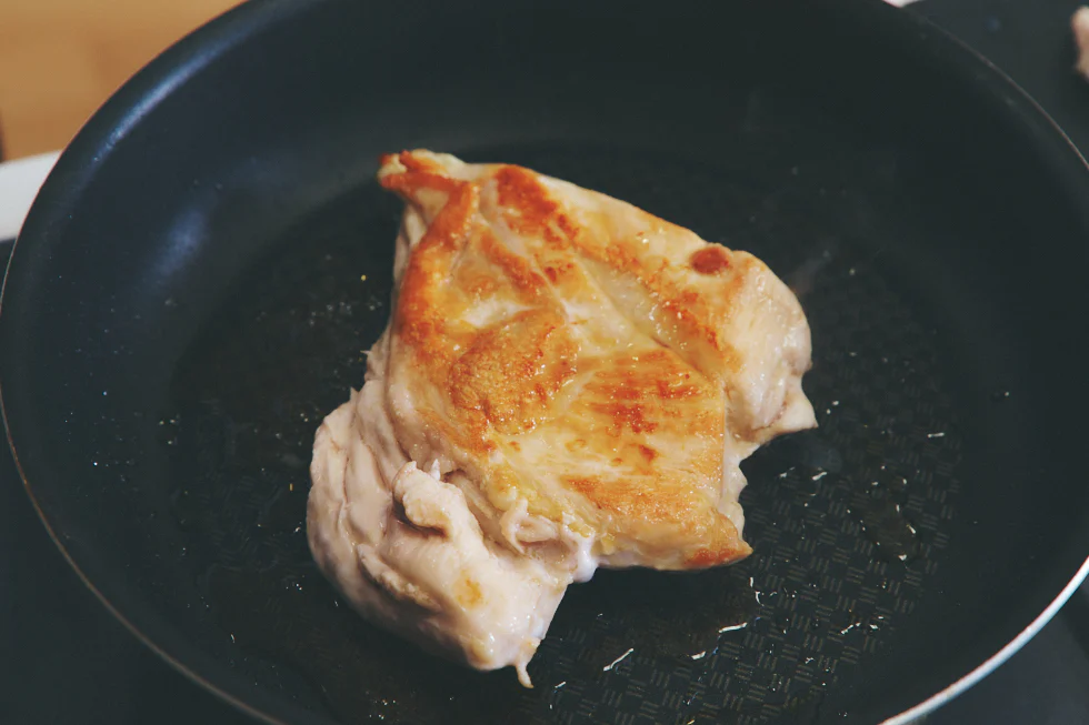 蓋を取り、弱火に落としてから胸肉を返し、3分加熱する