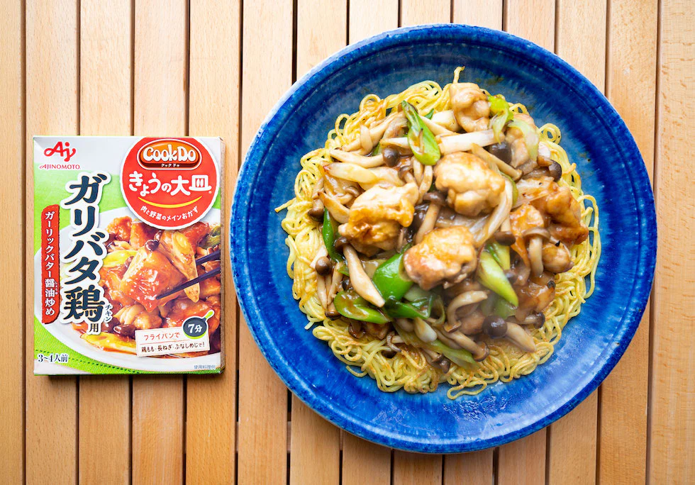 パリパリに揚げ焼きした中華蒸しめんはアウトドアシーンで大活躍