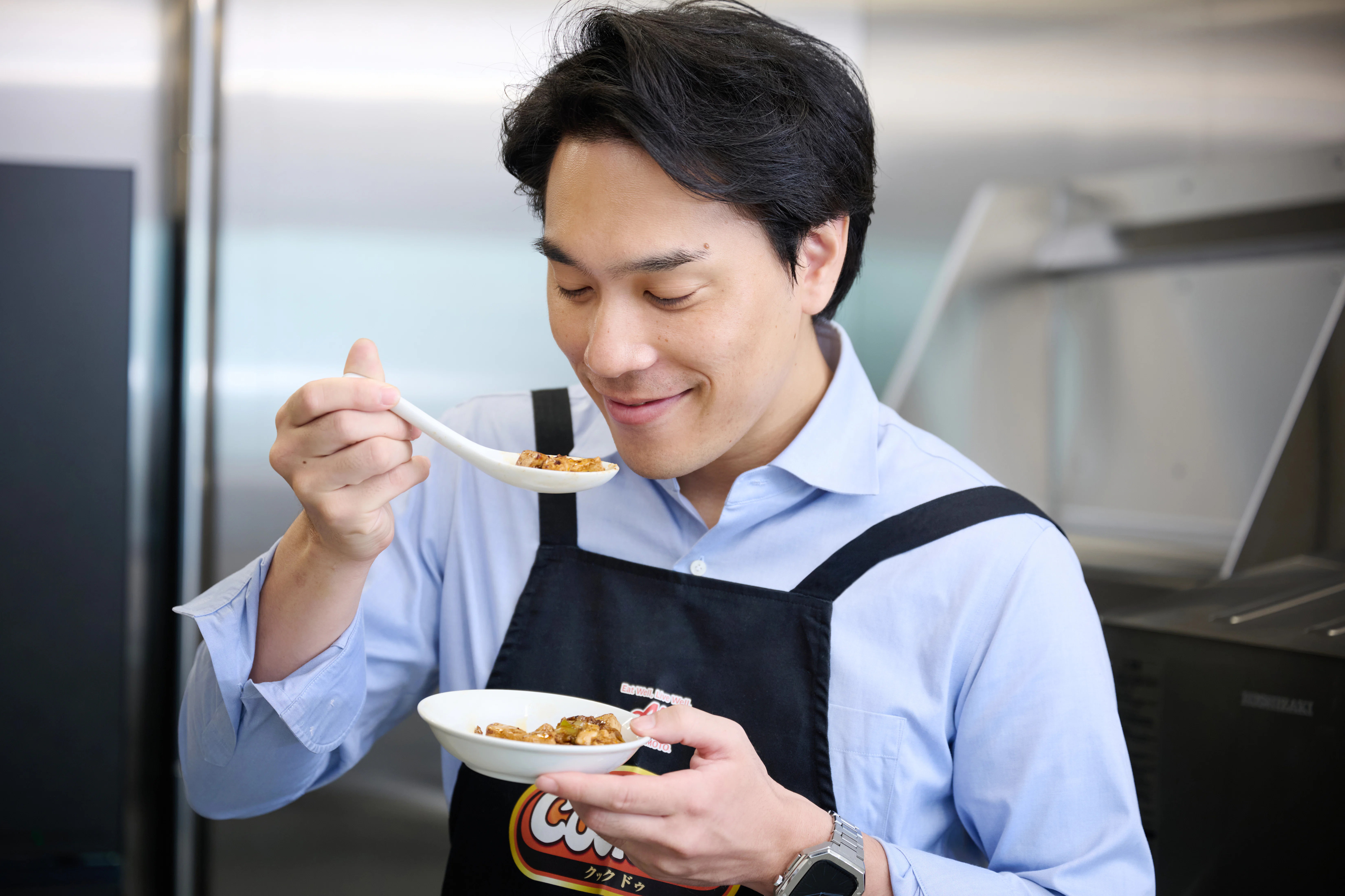 調理した麻婆豆腐の香りを嗅いでいる徳永さんの様子