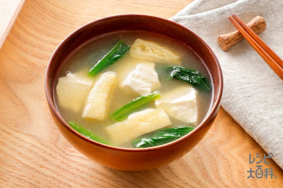 すくい豆腐と油揚げと小松菜のみそ汁