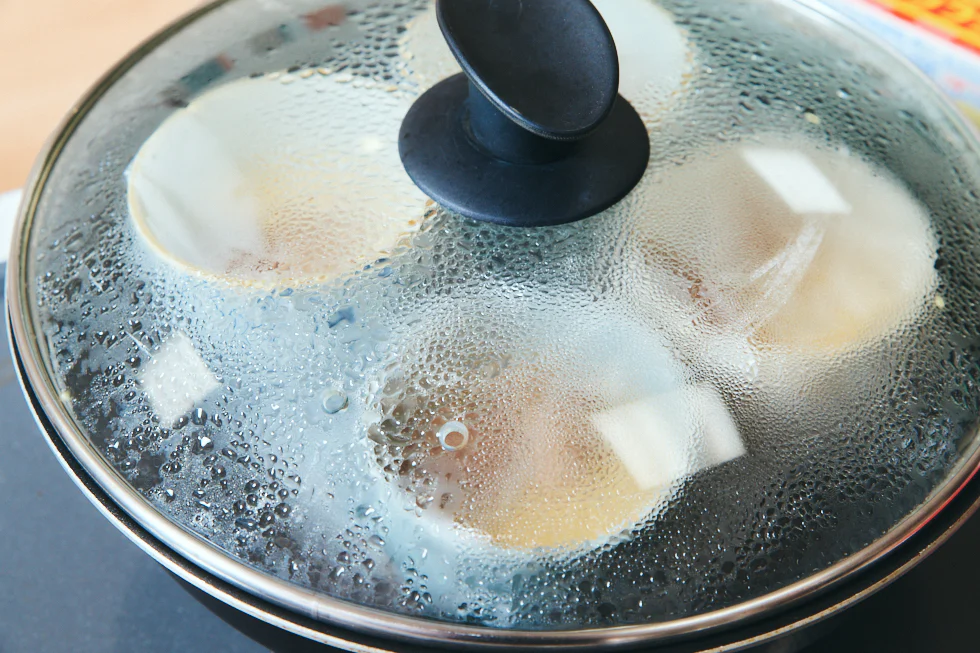器の下半分はお湯で、上半分は蒸気で火を通す