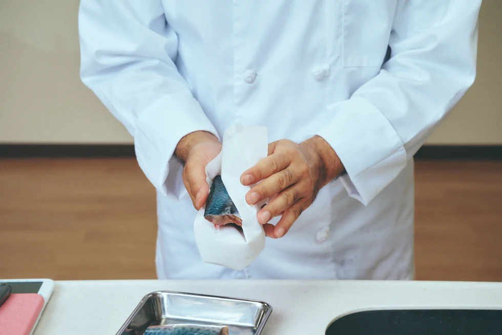 水分を拭き取るのは、煮汁が薄まるのを防ぐ目的も