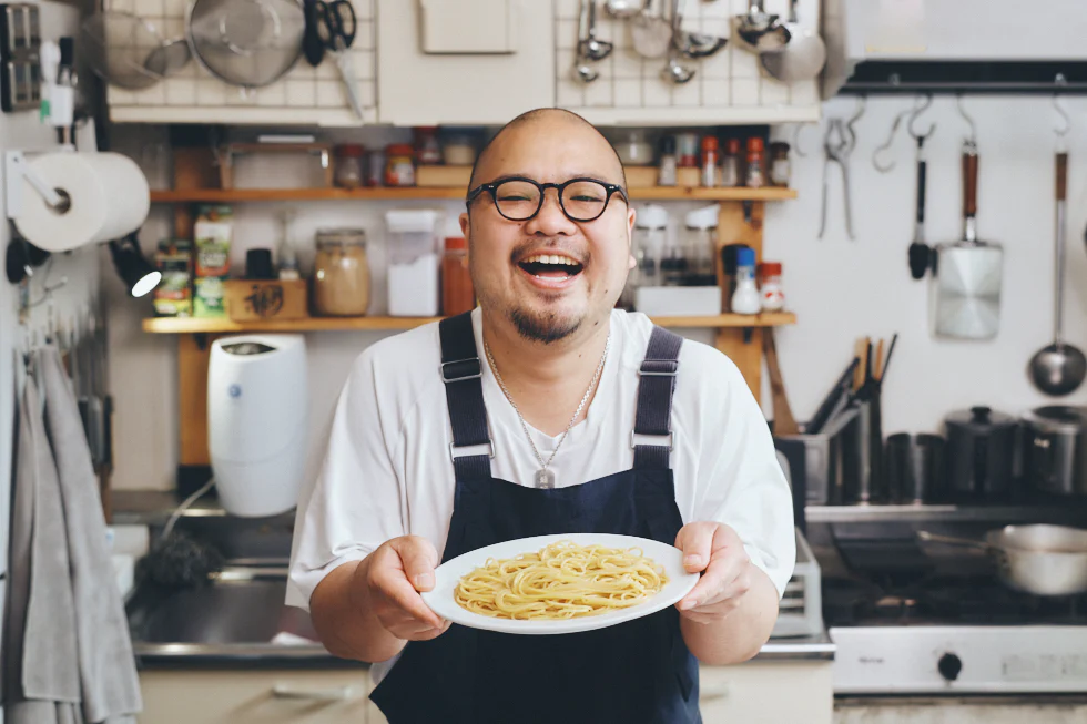 特製ダレを和えるだけ!
東山広樹さんに聞く、
オイスターソースが決め手の「限界麺」