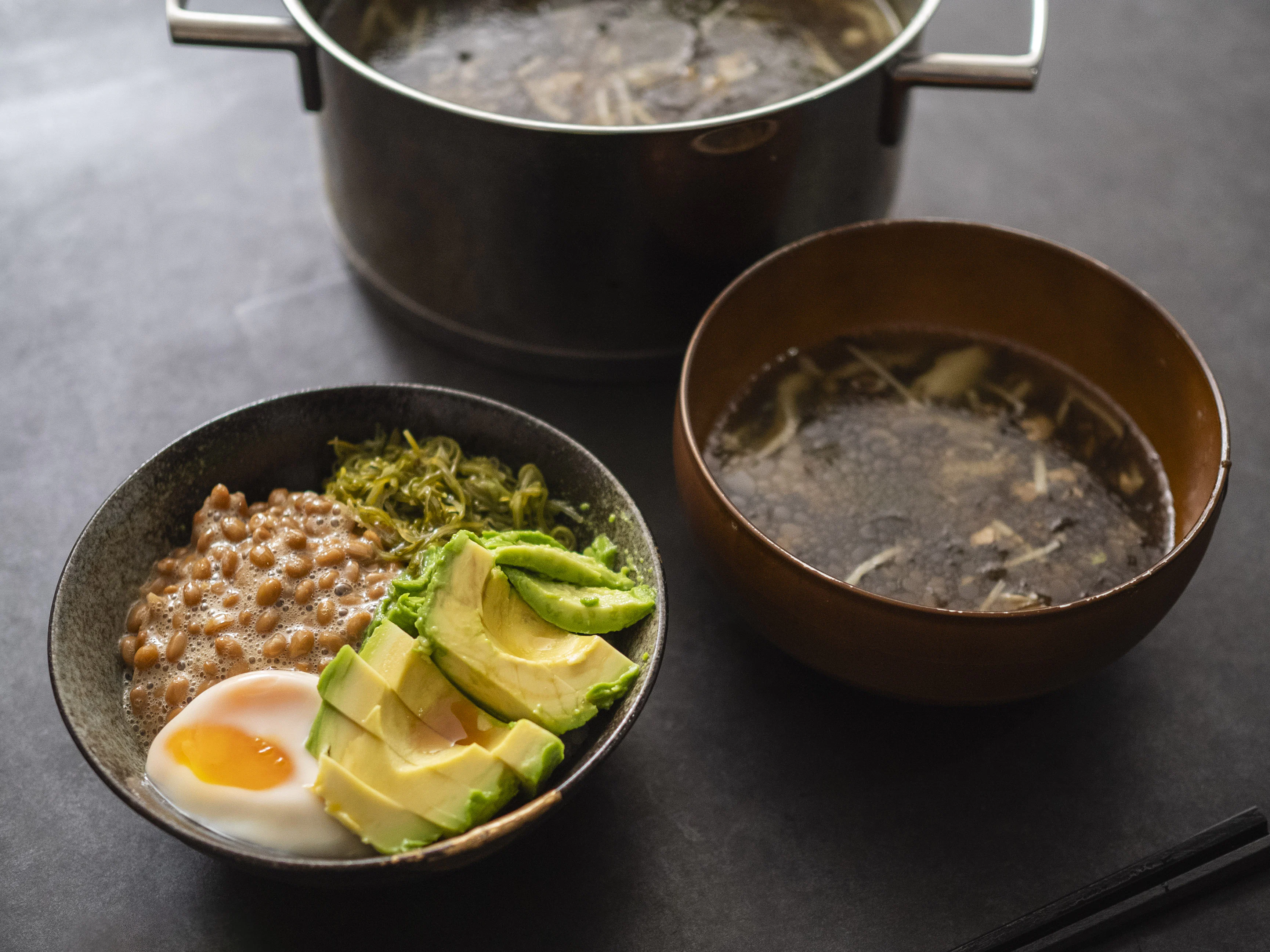 納豆、めかぶ、アボカド、卵を乗せたご飯と、作り置きの「脂肪燃焼スープ」