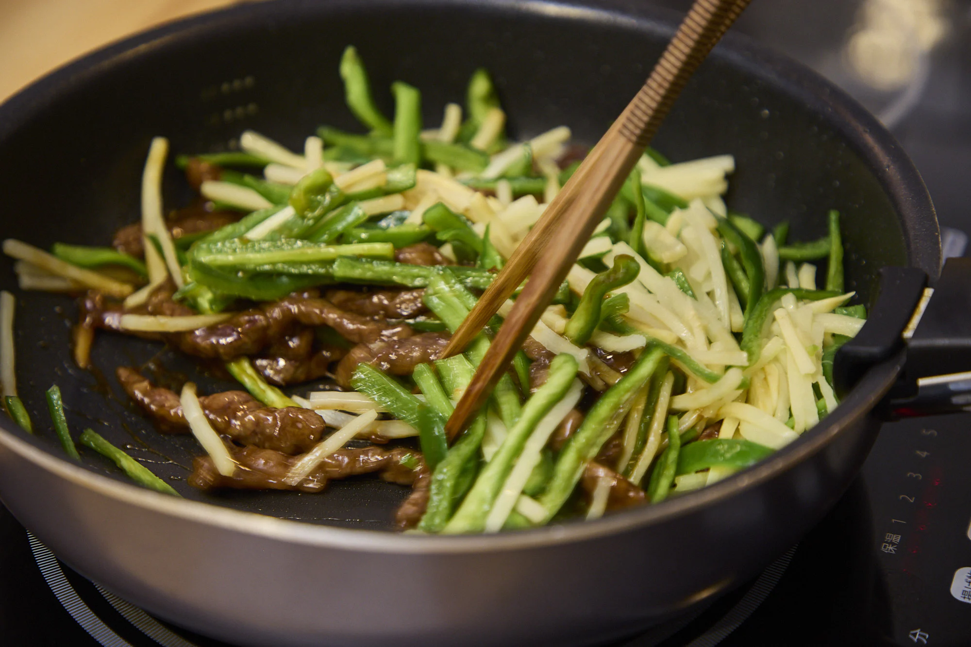 青椒肉絲を炒めている様子