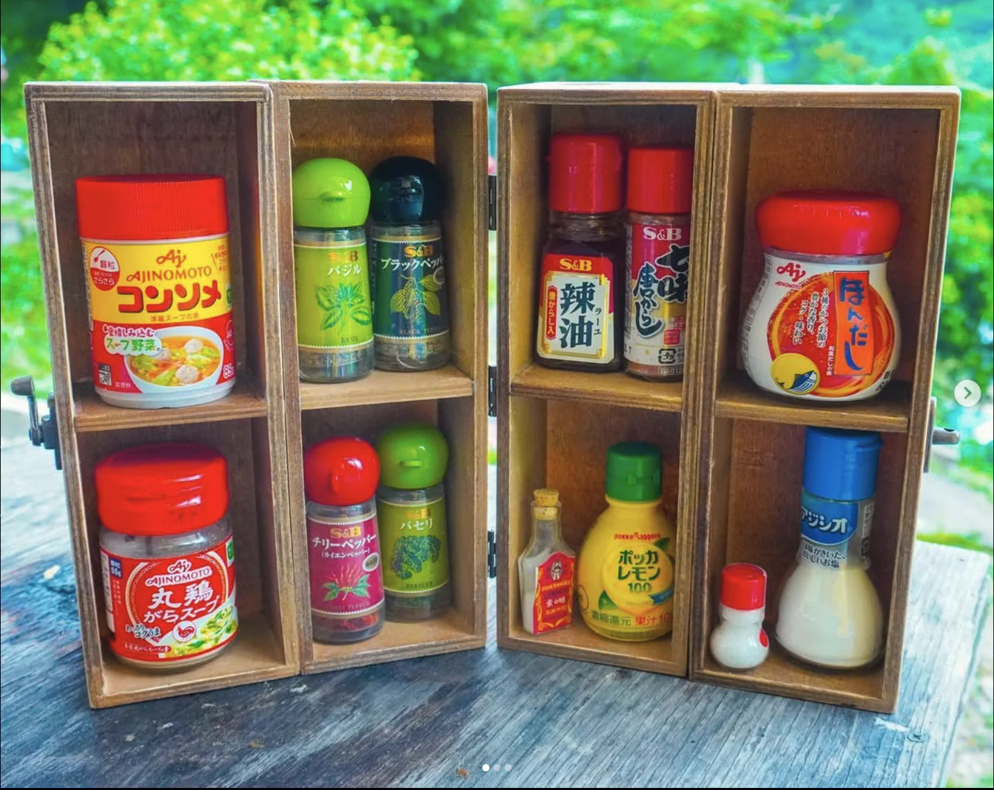 数年前に自作したという調味料BOX。『ほんだし®』『味の素KKコンソメ』『丸鶏がらスープ™』は必ず持っていく。辛いものが好きなので、七味やラー油、チリペッパーも持参し、料理に合わせて使うんだとか！