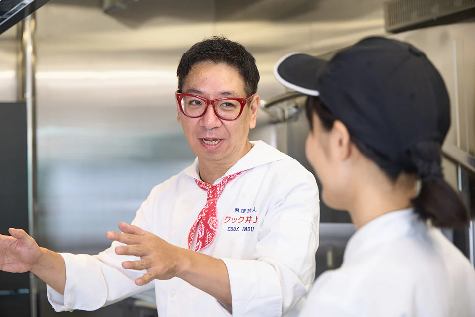 竹内さんに向けて、餃子への思い入れを語るクック井上。さん