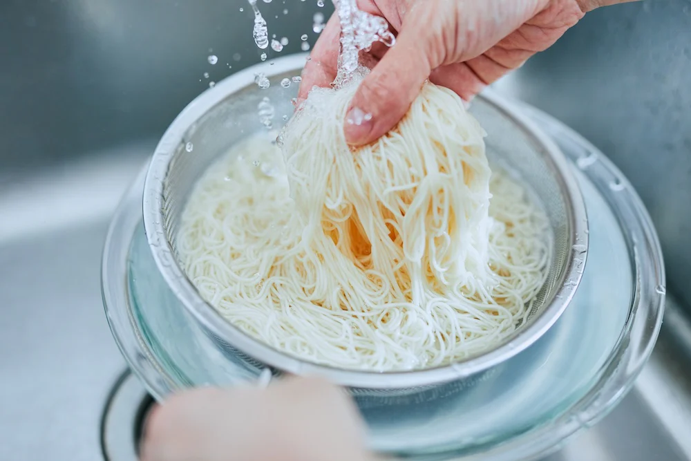 そうめんを洗う様子