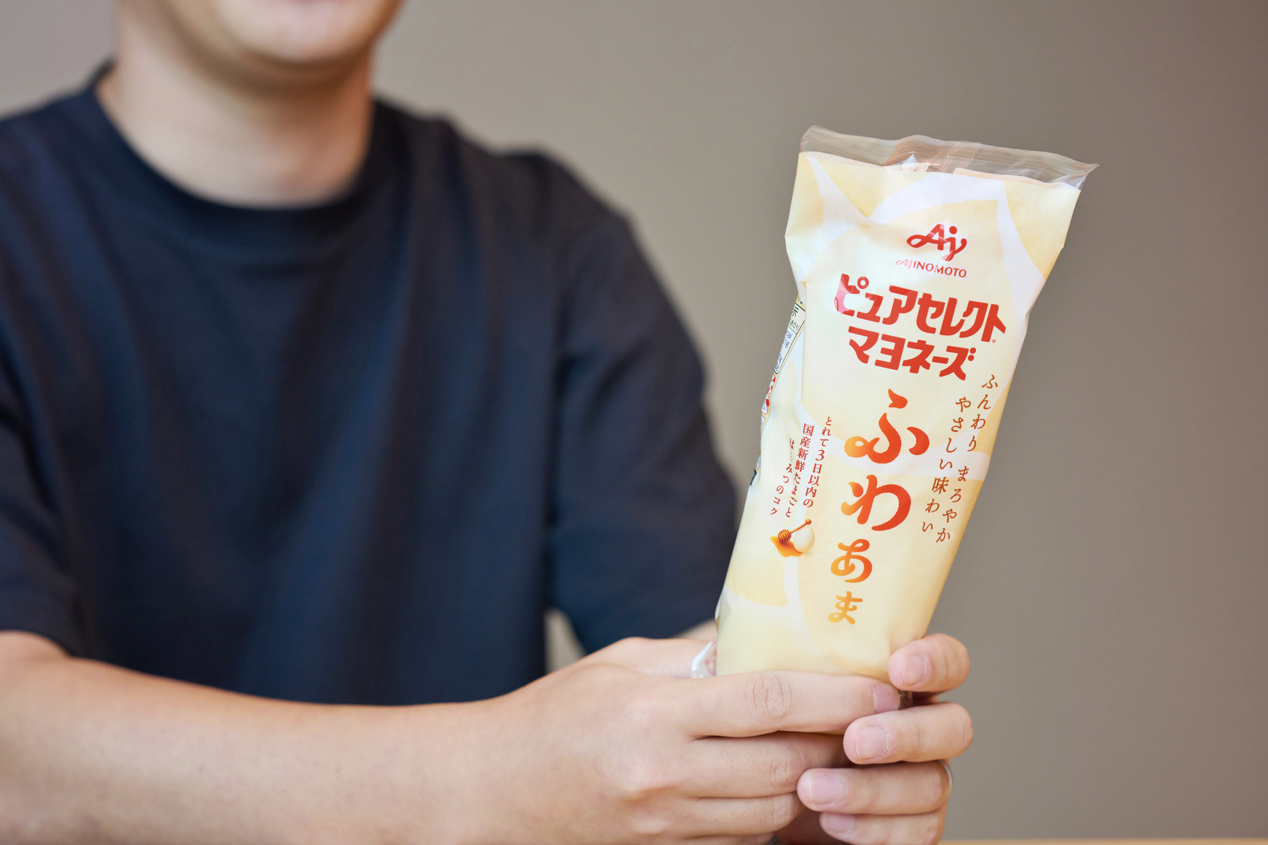 「ピュアセレクト® マヨネーズ」のパッケージを手で持っている