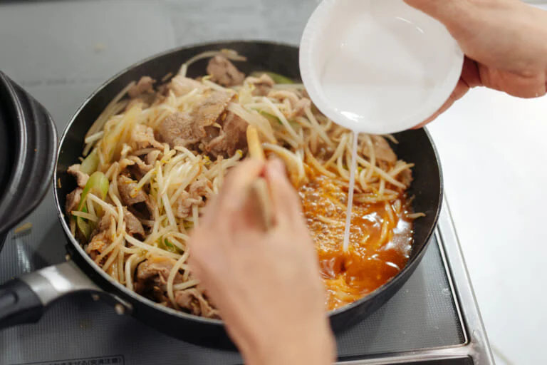 ボリューム満点!家計にやさしい「韓国豚肉もやしあんかけ」