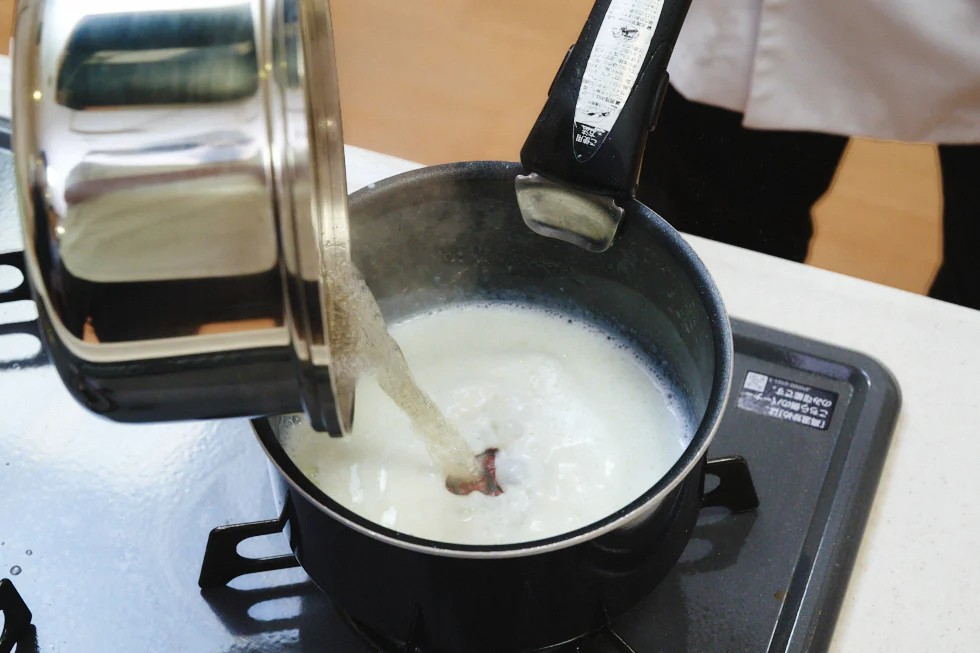温めた牛乳に、アルコールを飛ばした白ワインを加えて火にかけると……?